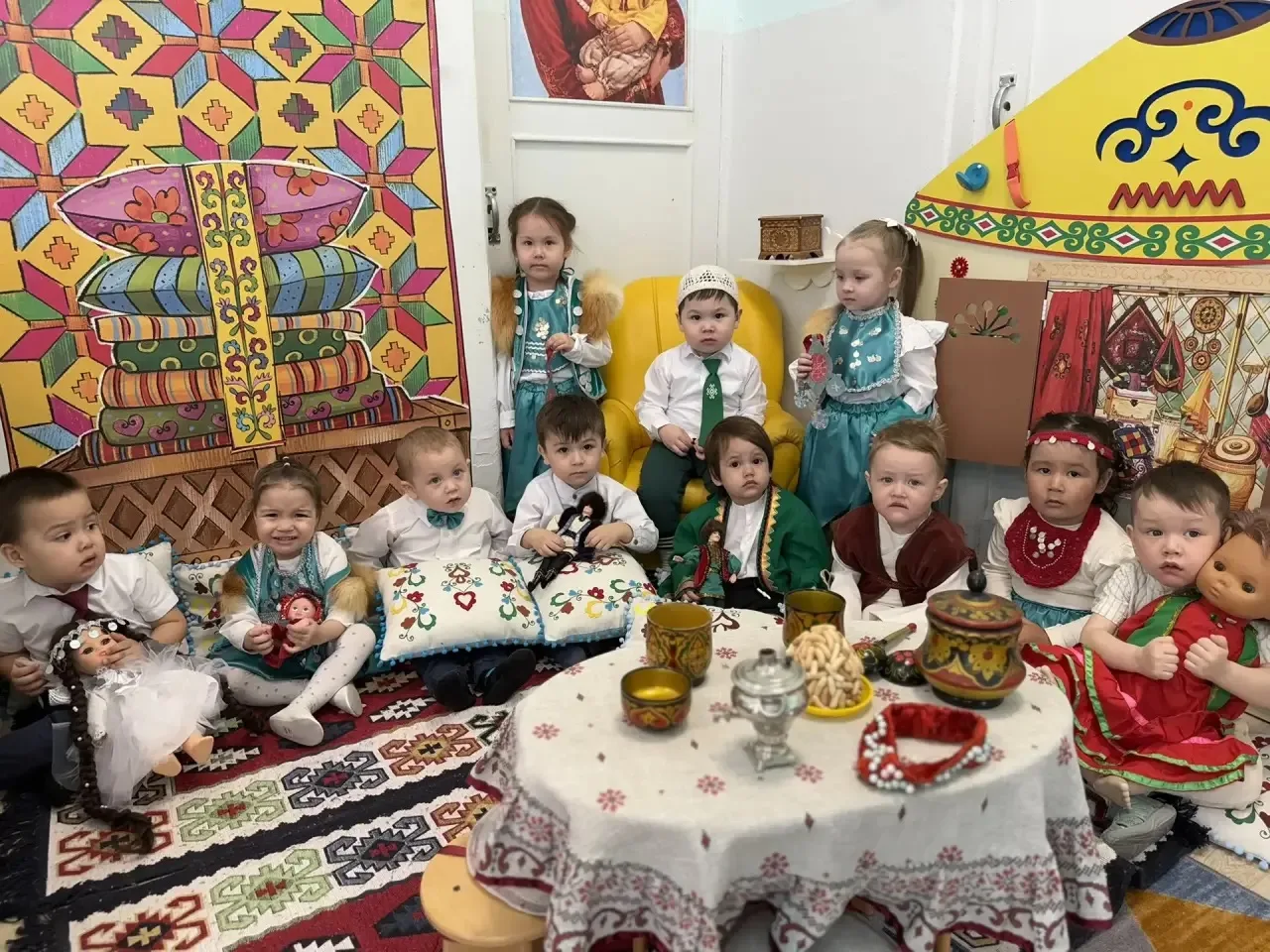 Милли кейем менән танышыуға арналған кескәйҙәр төркөмө тәрбиәләнеүселәргә бик оҡшаны. Күтәренке кәйе