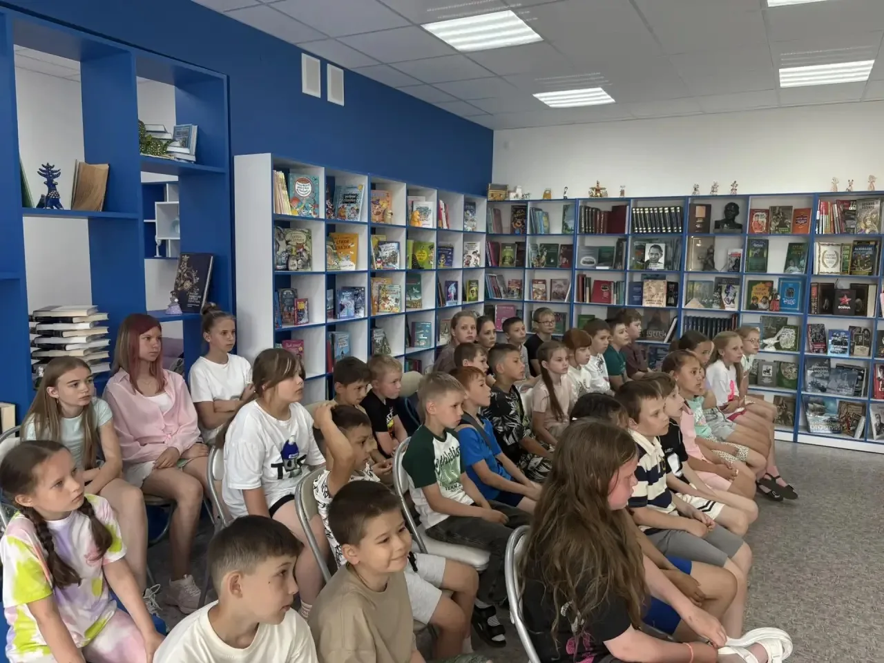 🎉 Экскурсия в библиотеку имени Гайдара: путешествие по культуре народов России! 🎉

1 и 4 отряды пр