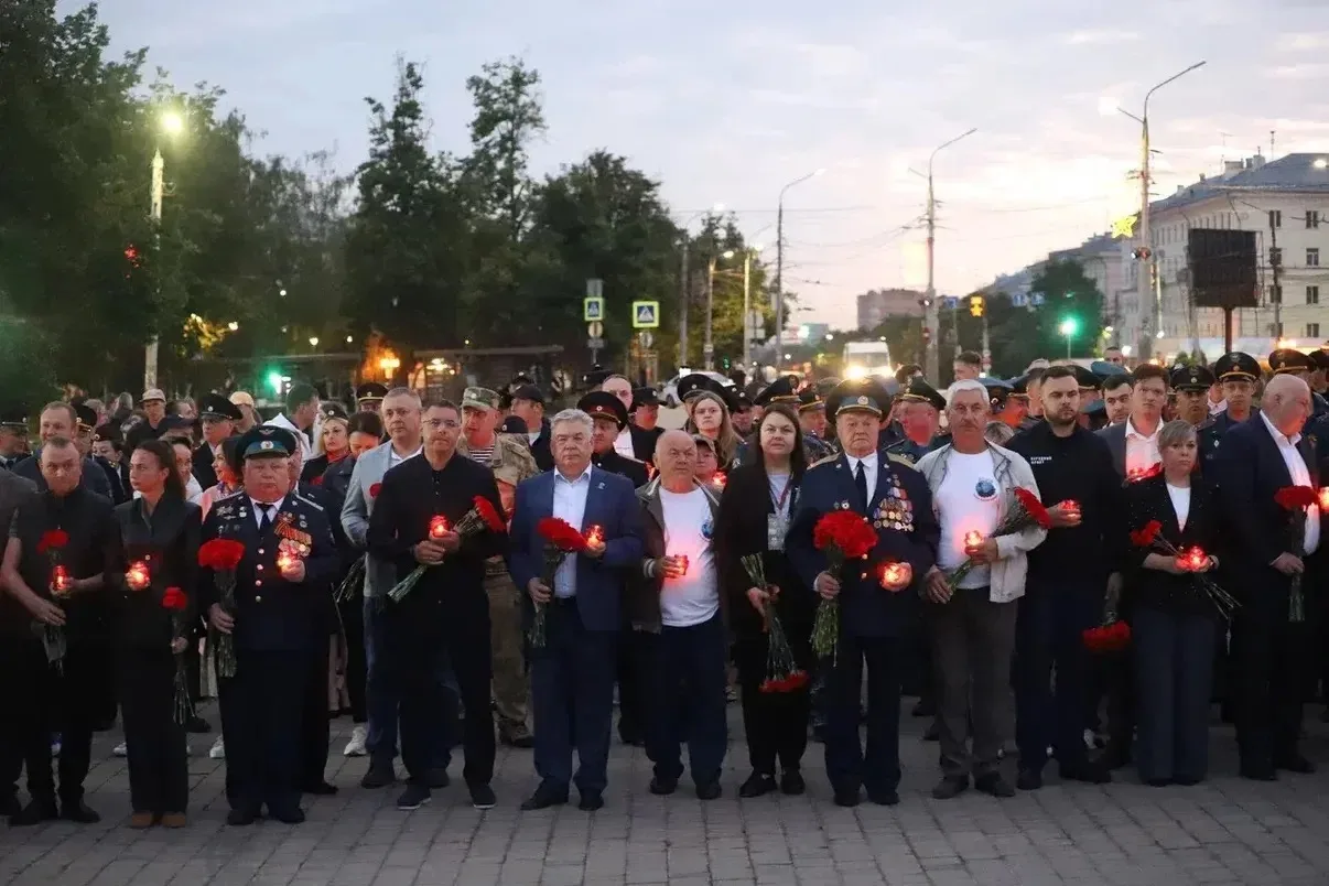 В День памяти и скорби на площади Победы у мемориала «Три штыка» состоялась традиционная акция «Свеч