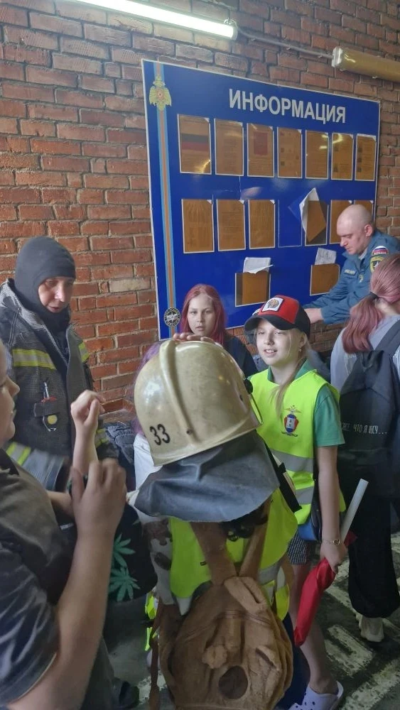 ОТ КАСКИ ДО ПОЖАРНОЙ МАШИНЫ: ЭКСКУРСИЯ В ПОЖАРНО-СПАСАТЕЛЬНУЮ ЧАСТЬ

Сегодняшняя экскурсия стала для