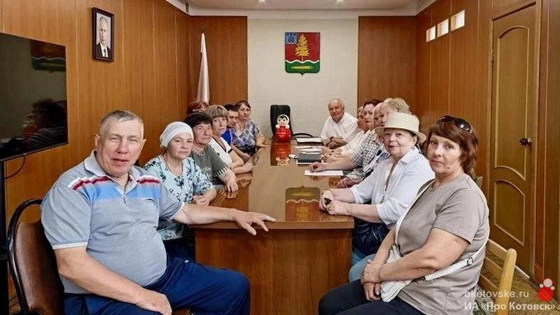 🏢 Глава Котовска встретился с жителями аварийных домов на улице Строительной

☀️ Алексей Плахотнико