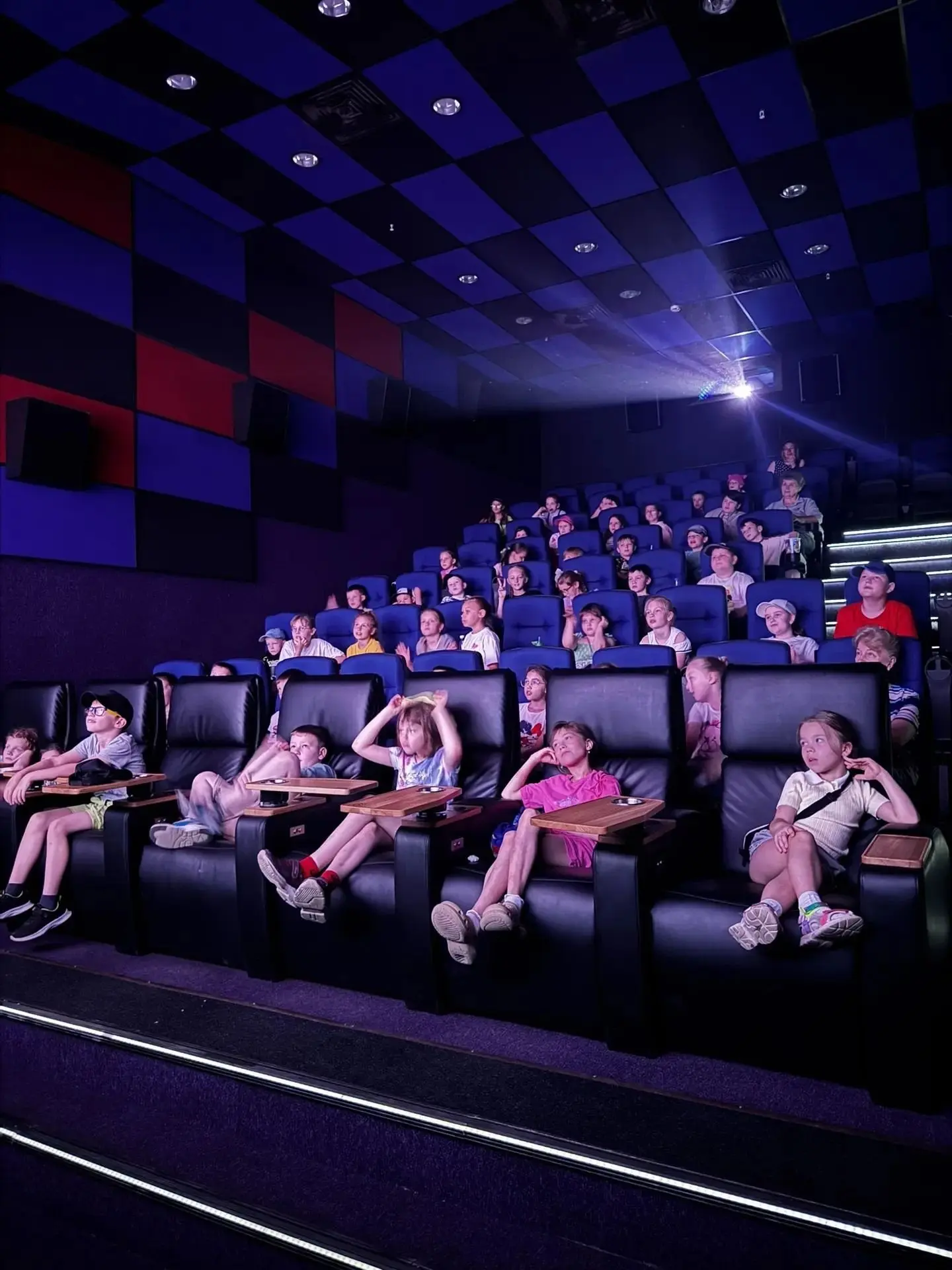 Лагерь '"Радуга"  продолжает свою работу.
10.06 ребята ходили в кинотеатр "Cinema" на отечественный 