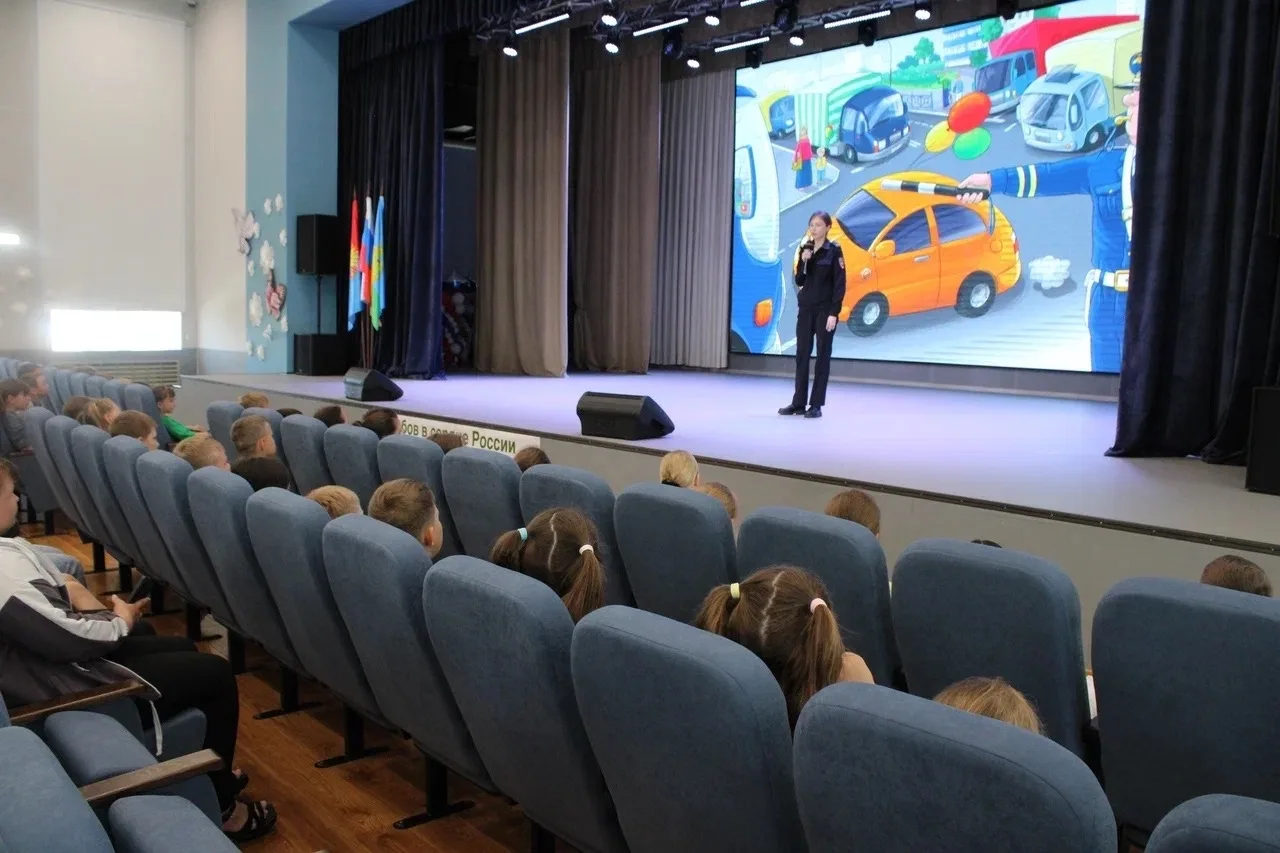 Безопасность — это важно!

Сегодня к нам в лагерь приезжал сотрудник ГИБДД и провёл для ребят очень 