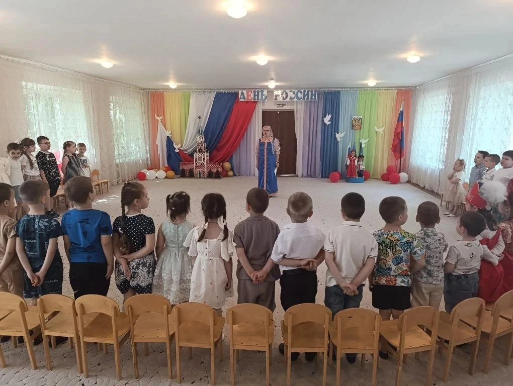 Мы всех сегодня с днём России поздравляем!
Ведь это главный праздник для страны большой.
От всей душ