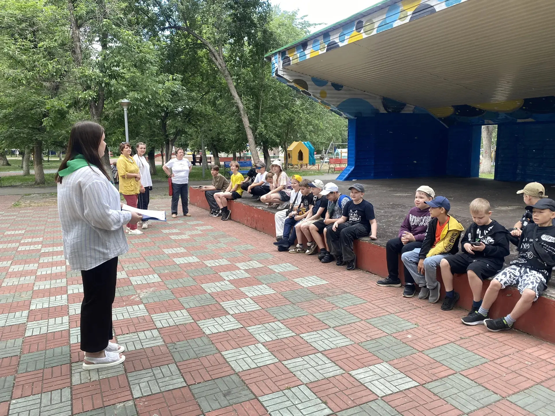В Детском парке  специалисты Досуговой комнаты провели познавательно-игровую программу ко Дню России