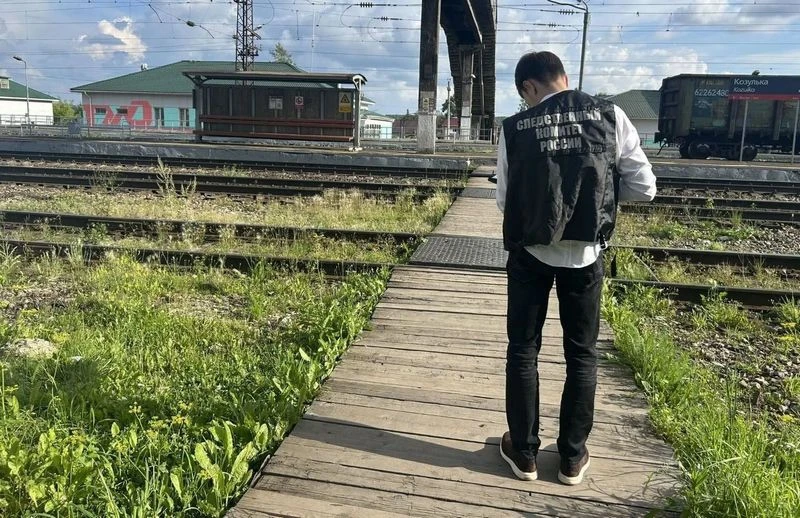 😔 Трагедия на станции Козулька: пьяный пенсионер попал под поезд и погиб

29 июля на станции Козуль