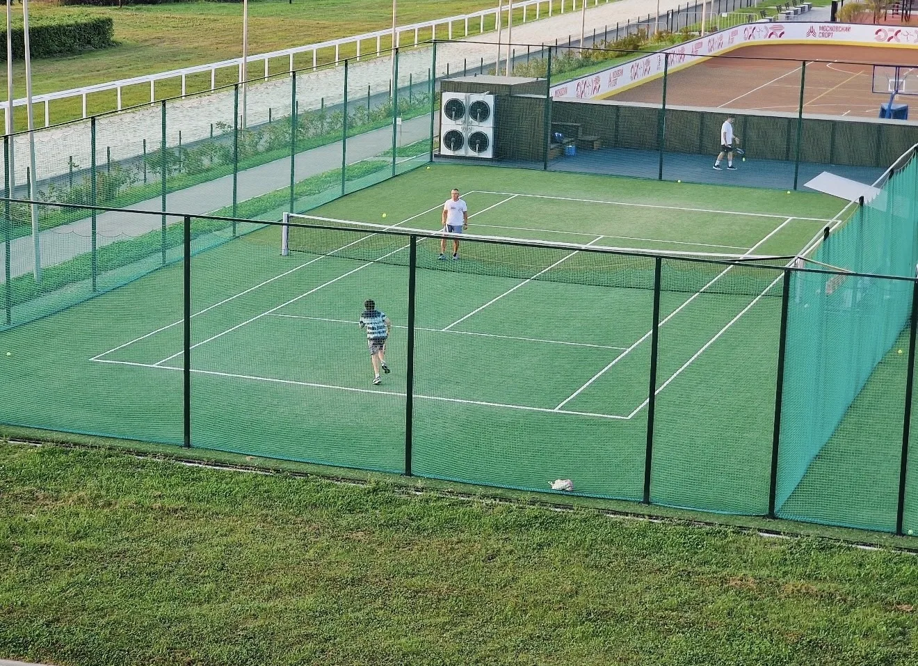 Лето, солнце и теннис 🎾

Теннисные корты КСК «Битца» ежедневно открыты для любителей активного отды