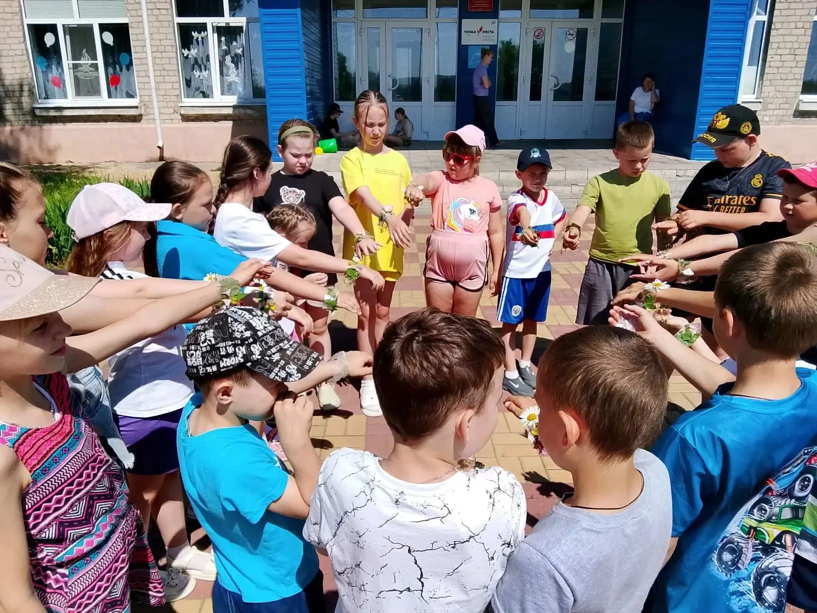 ✅️День 6. 
Пришкольный лагерь "Радуга"🌈
👫День друзей.
Яркий день дружбы: «Сто затей для  друзей» 
