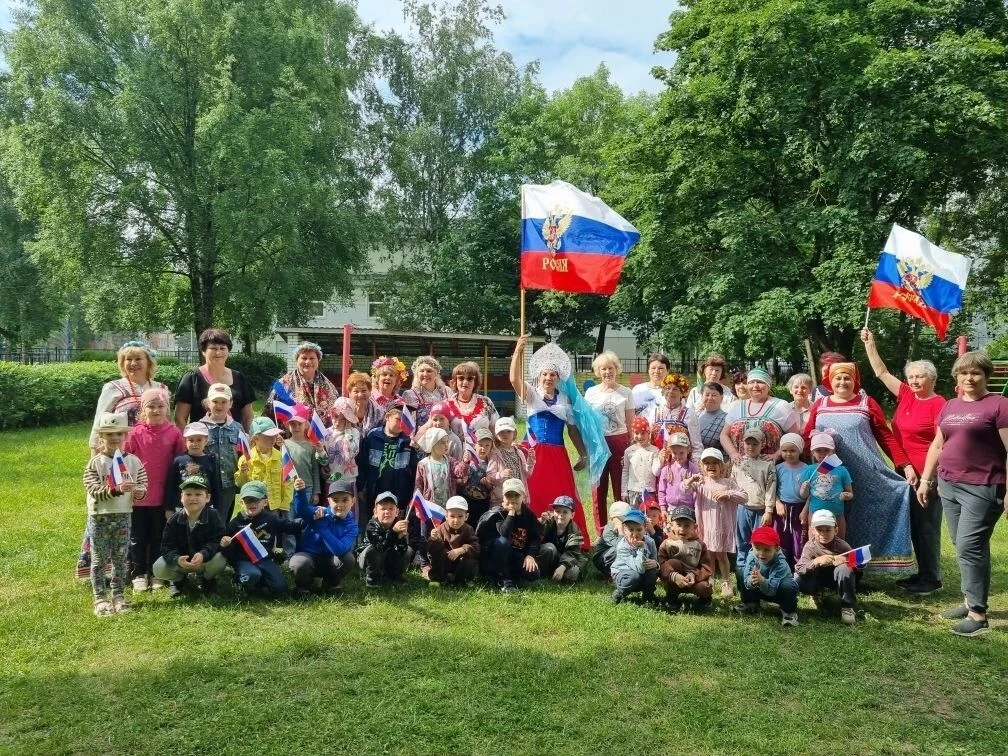 Нам праздники для радости даны,
Мы знаем их немало, самых разных,
Но день России, день родной страны