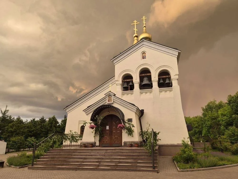 ⛪️🌿На праздник Святой Троицы воспитанники детской воскресной школы украсили территорию храма своими
