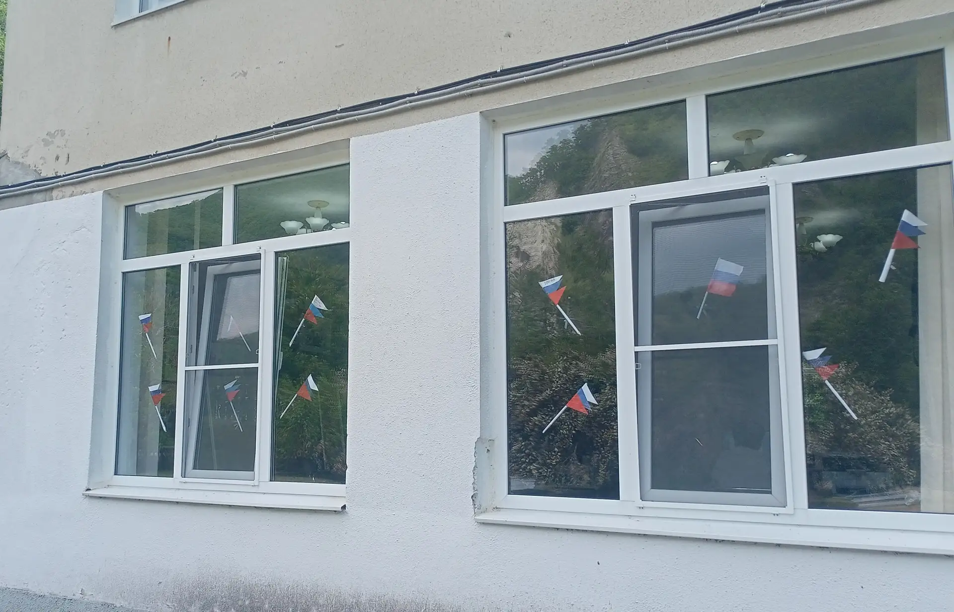 В преддверии праздника дня России наша школа поддержала Всероссийскую акцию «Окна России», которая п