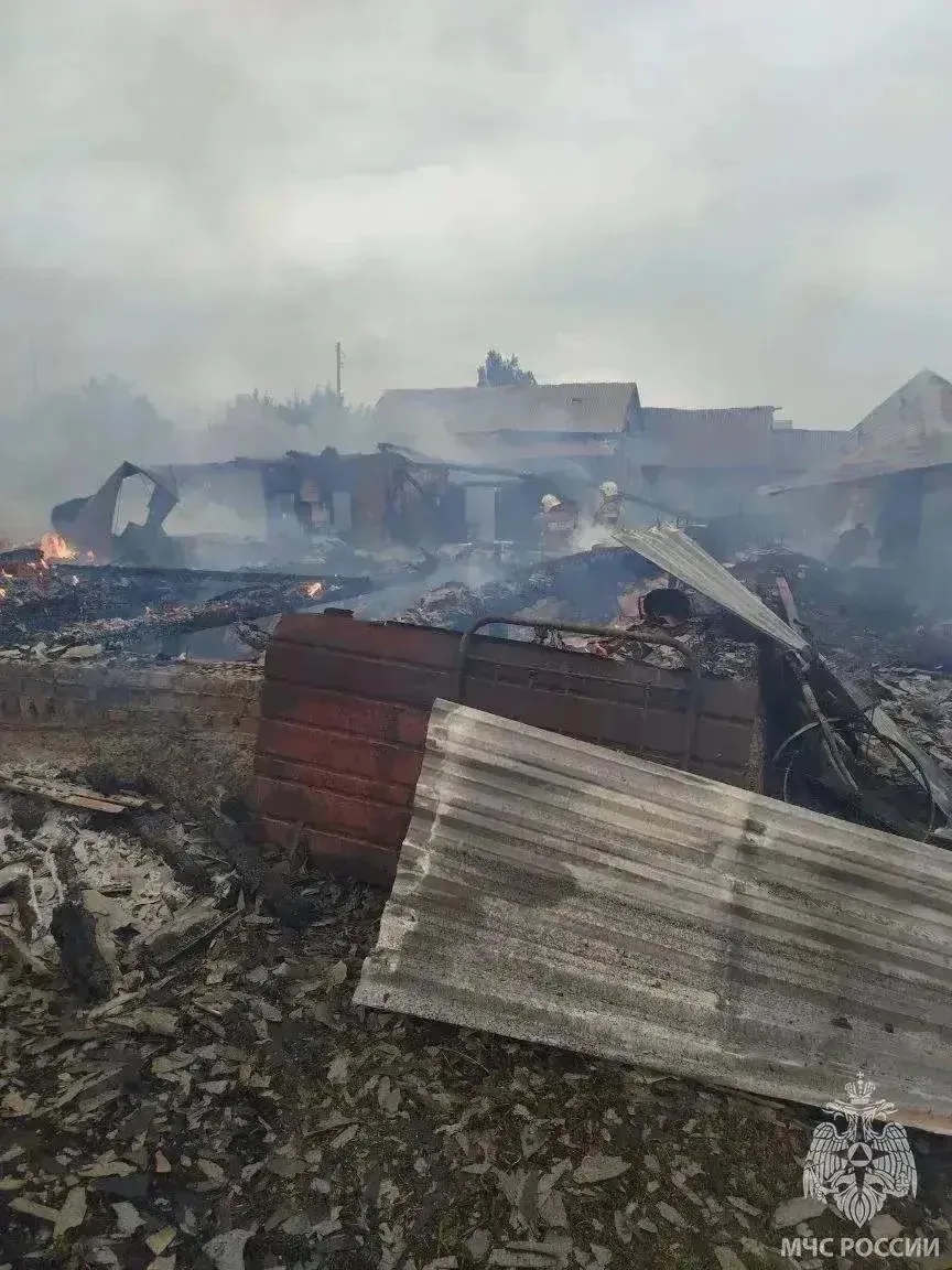 ⚡️Гроза вызвала пожар в Курманаевском районе: молния попала в нежилой дом и огонь перекинулся на сос