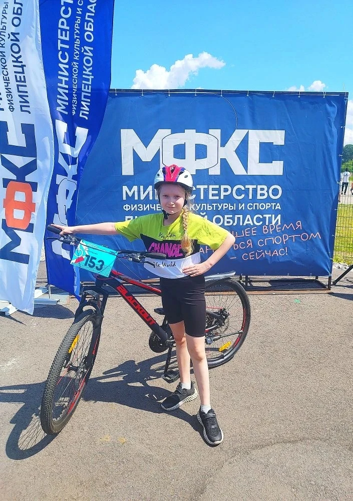 🚴‍♀️ 6 июня - Всемирный  день велосипедиста!

👏 Поздравляем ученицу 3А класса Бурмистрову Софью с 