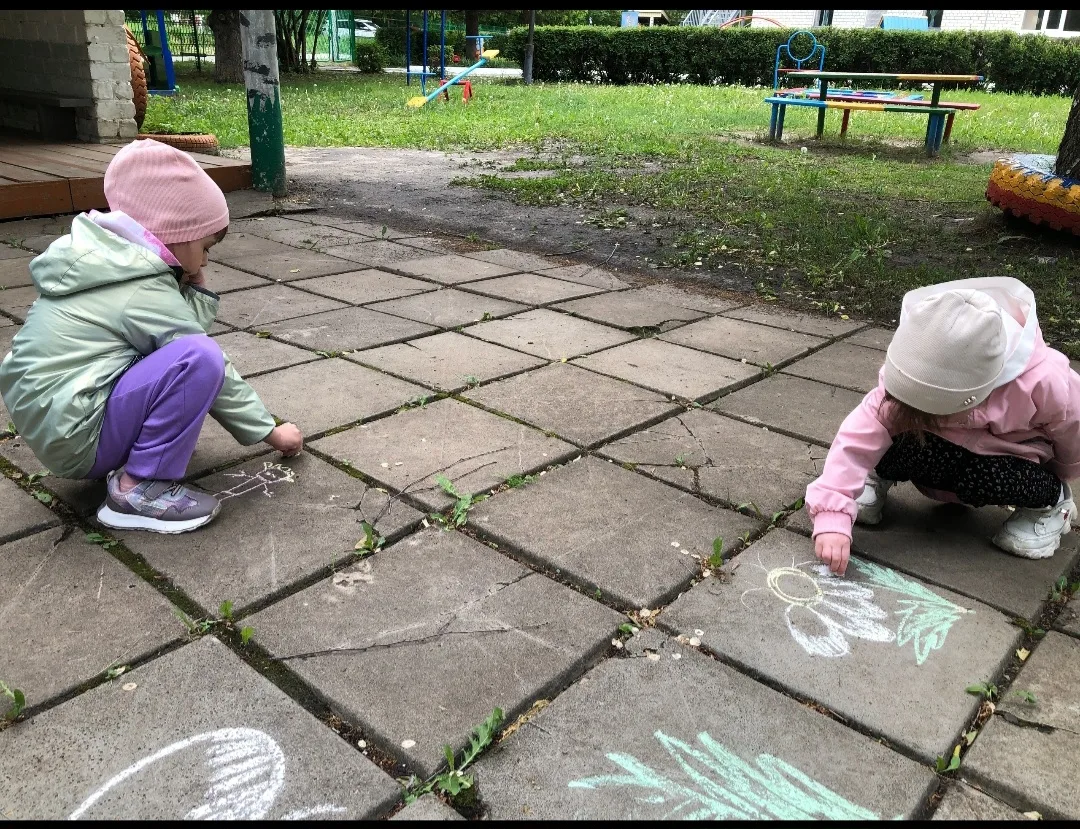 Наш асфальт расцвел всеми цветами радуги! 🌈👨‍👩‍👧‍👦
Сегодня, 28 мая, в рамках тематической недел