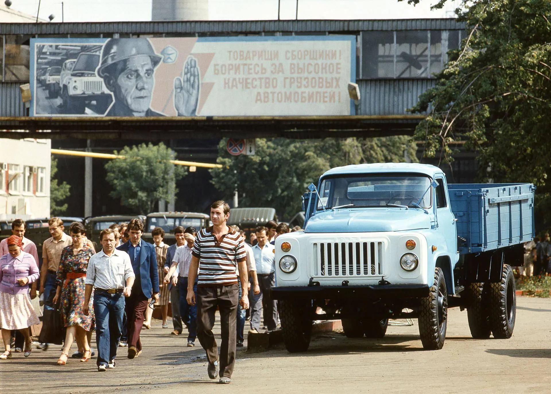 На фото — окончание рабочей смены на Горьковском автозаводе (1989 год). Как вы думаете, какая модель