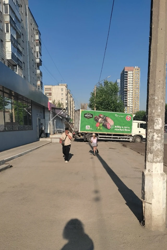 Добрый день! По ул. Титова, 35/1 каждый день машина "Пятерочки" во время разгрузки перекрывает троту