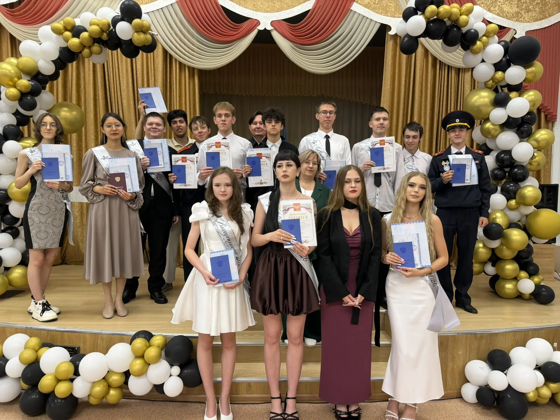 Выпускники 11 «А» класса — наша гордость! 🎓

Этот учебный год завершился триумфом наших одиннадцати