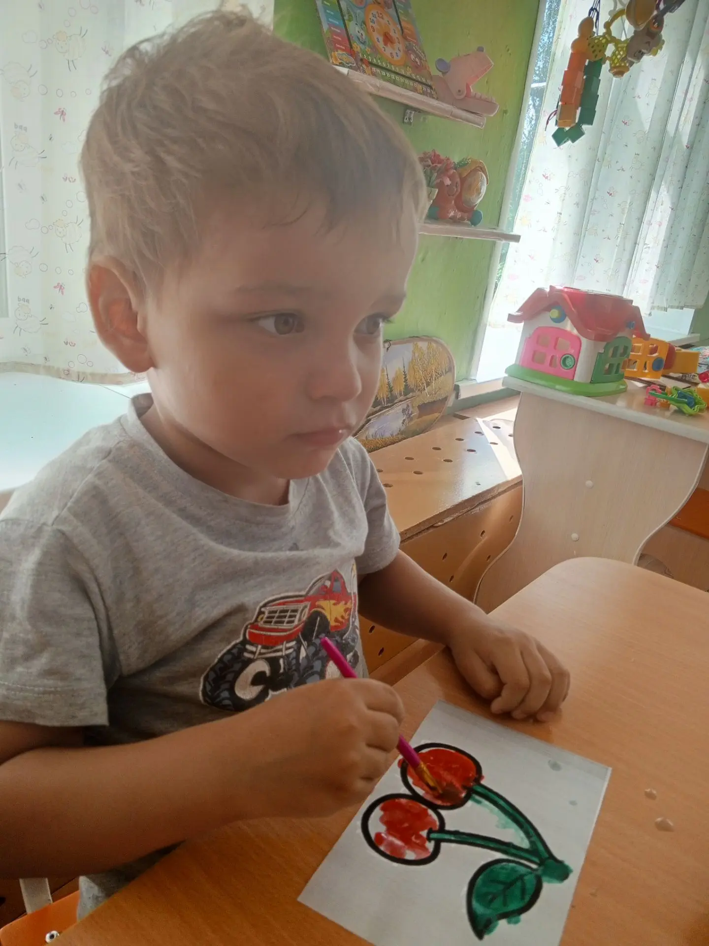 Художественное творчество в группе ,, Капельки,, на тему ,,Вишенки 🍒,,.
Такое занятие развивает мел