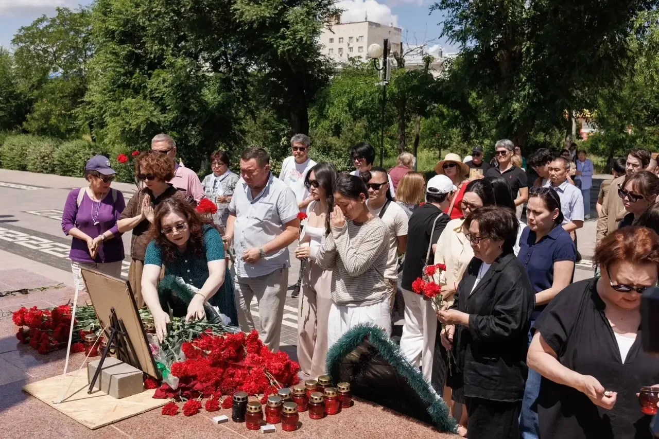 Калмыкия скорбит. 

Жители продолжают выражать свою скорбь и почтение к памяти Героя России Нарана О