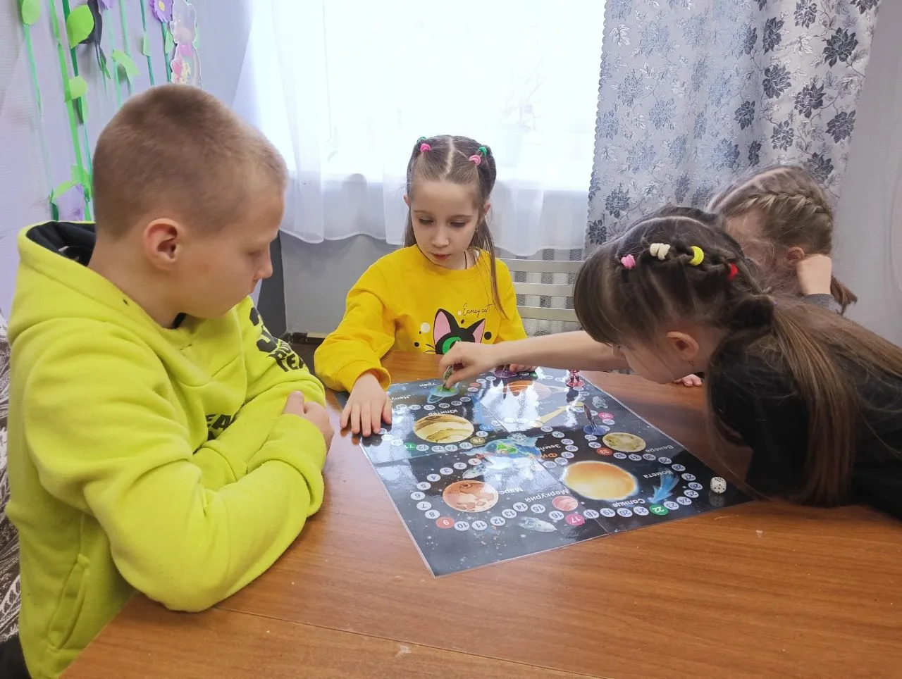 12 апреля - День космонавтики 
В социальном приюте для детей и подростков проведена познавательная б