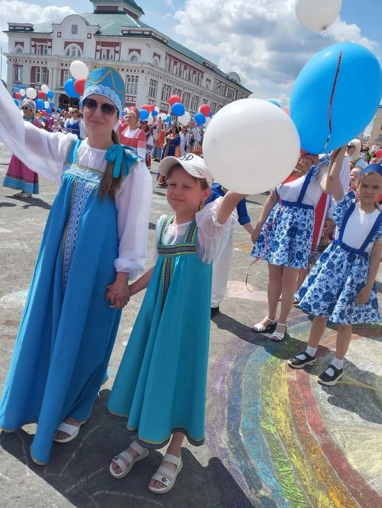 Ученики нашей школы и их родители ярко отметили День России и День города🇷🇺

12 июня, в рамках пра