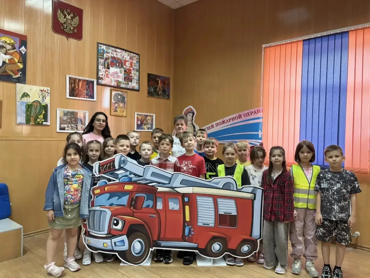 🚒 Сегодня 1 и 2 отряд побывали в пожарной части

Ребята познакомились с техникой, узнали правила бе