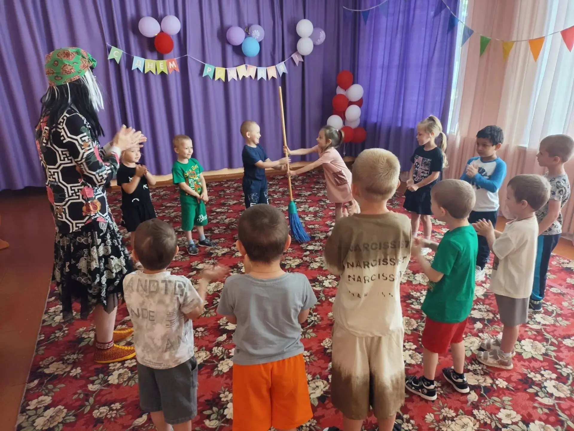 У всех бывают дни рожденья, и даже у Бабы Яги! Самый известный и загадочный персонаж отмечает свой Д