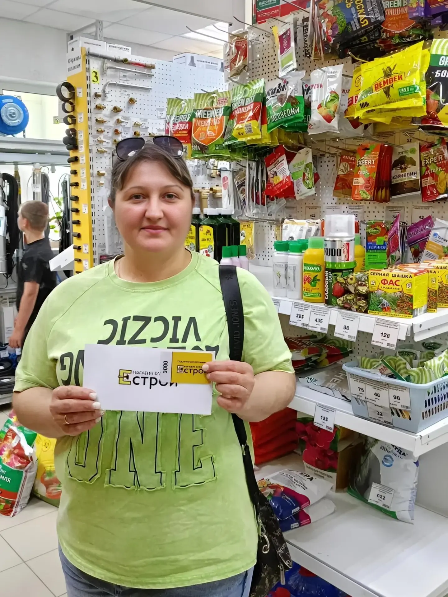 🎁 С улыбкой на лице вручаем сертификат на З 000 рублей нашему победителю! 
Спасибо, что были с нами
