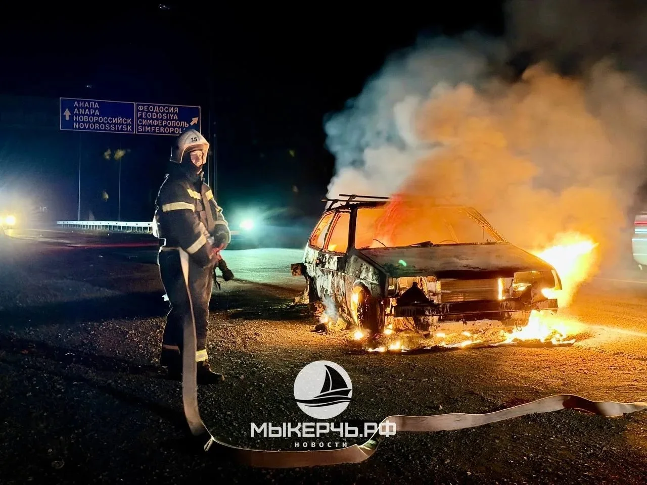 Машина сгорела на въезде в Керчь

Вчера приблизительно в 22:00 на въезде в Керчь полыхал автомобиль 