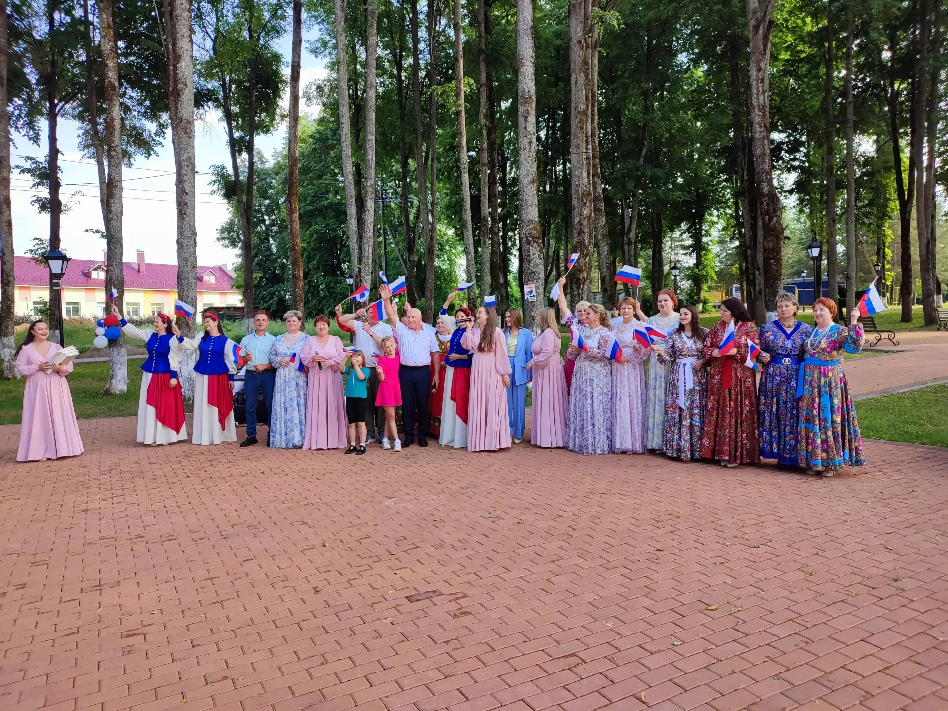 /Поёт село родное/

Ансамбль "Мелодия" и "Струны Души", Сергей Хромылев, Елена Перькова и Евгения Уг