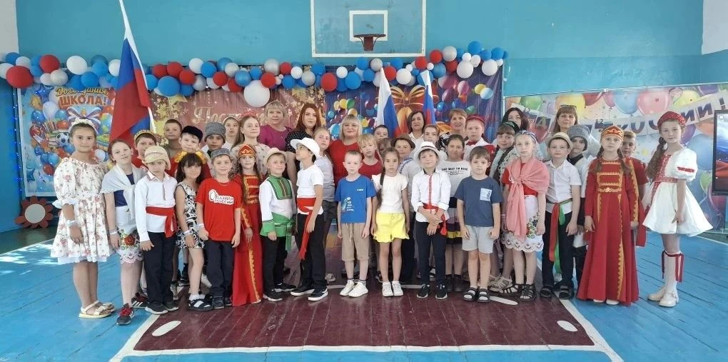 В Краснолучской школе № 10 прошло праздничное мероприятие в преддверии Дня России
На базе пришкольно