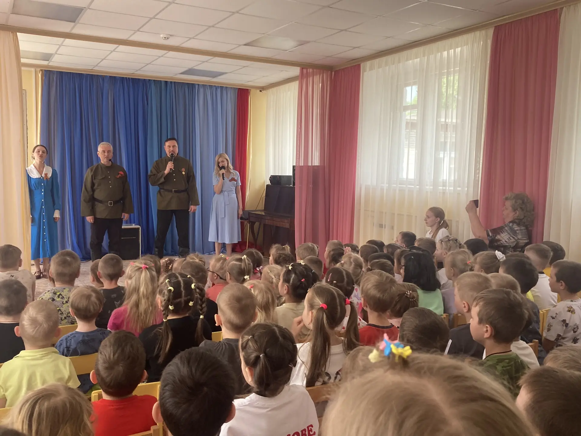 Сегодня перед  воспитанниками детского сада «Колосок» выступили артисты Тамбовского творческого объе