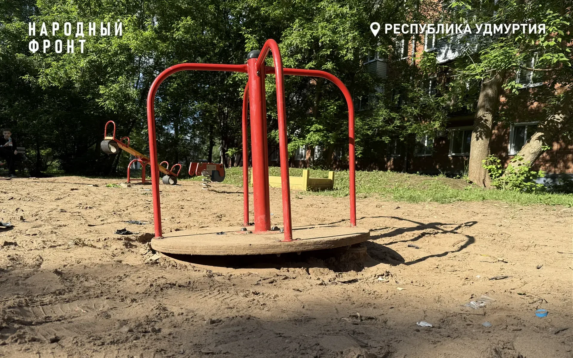 "На честном слове": где детская площадка превратилась в настоящее "минное поле"? 

Покосившиеся и за