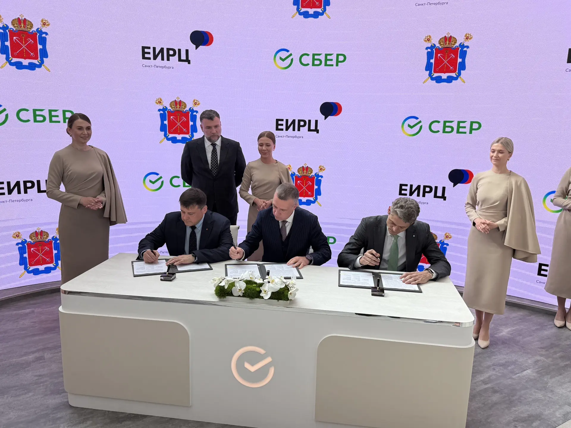 Продолжаем цифровую трансформацию ЖКХ Санкт-Петербурга. На ПМЭФ-2026 подписали соглашение о продолже