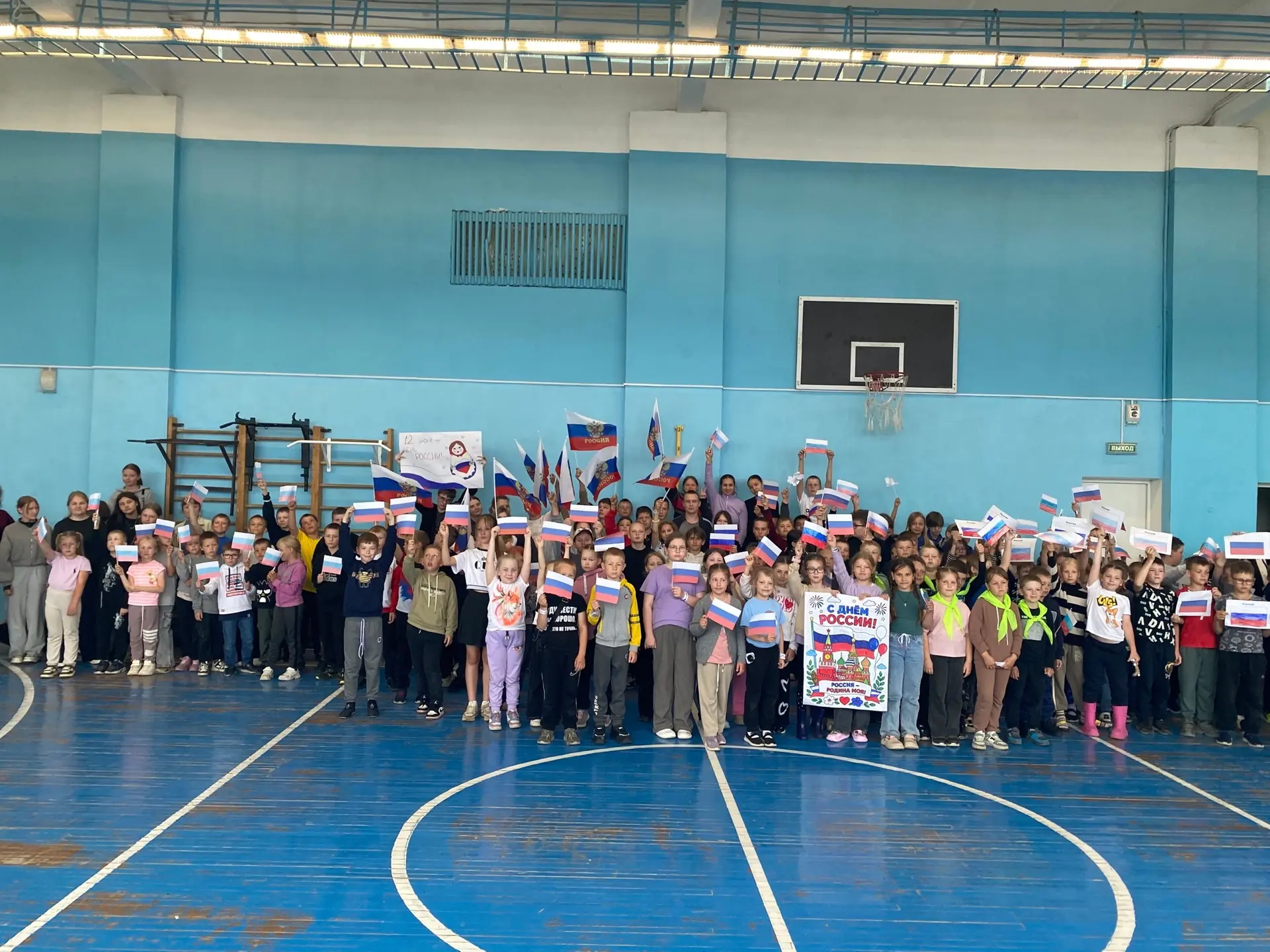 🇷🇺Торжественная линейка ко Дню России в нашей школе!🇷🇺
 
Сегодня в школе прошла тематическая лин