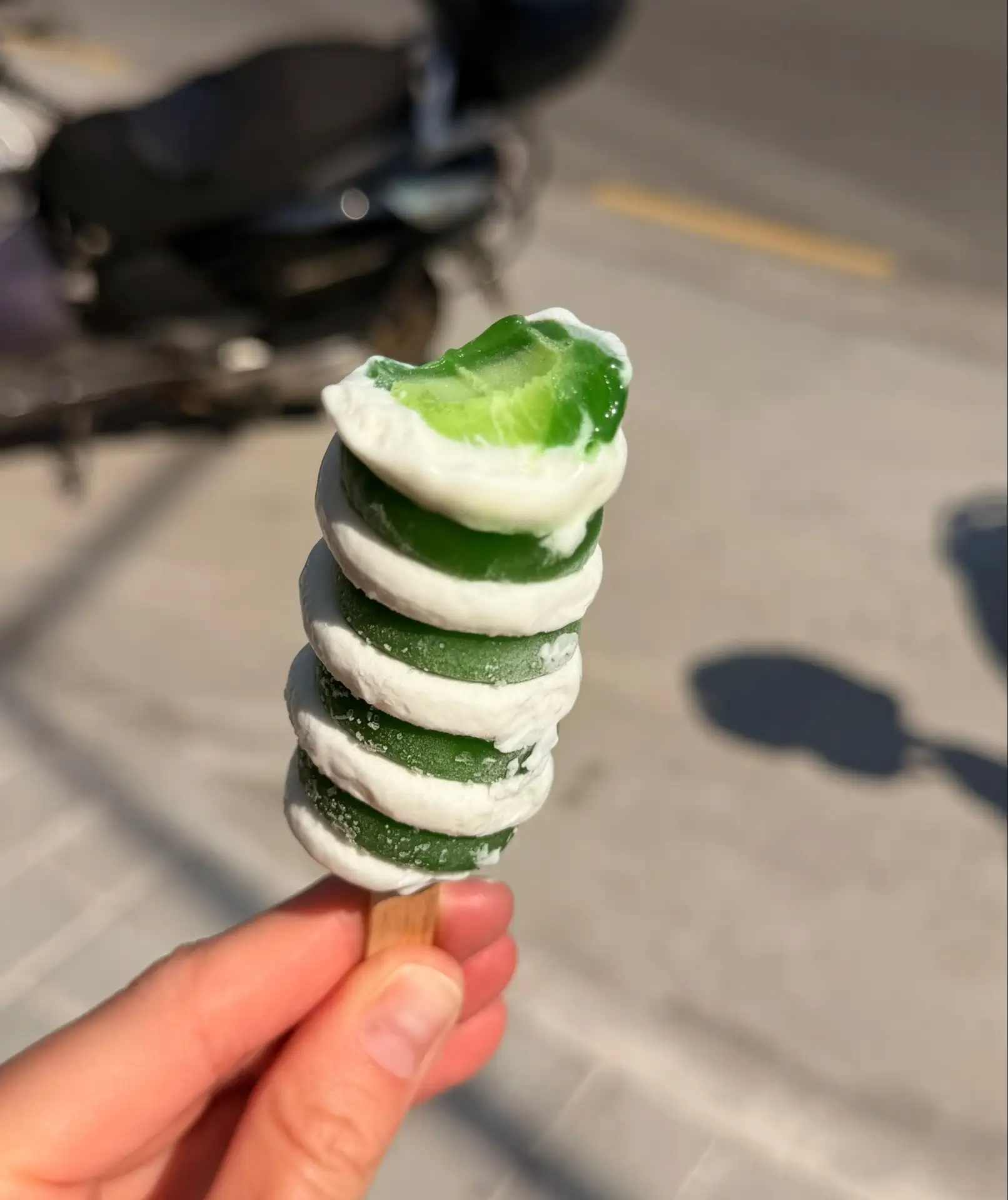 В Турции выпустили мороженное со вкусом «турецкой окрошки» - cacık

Действительно прикольно!
Середин