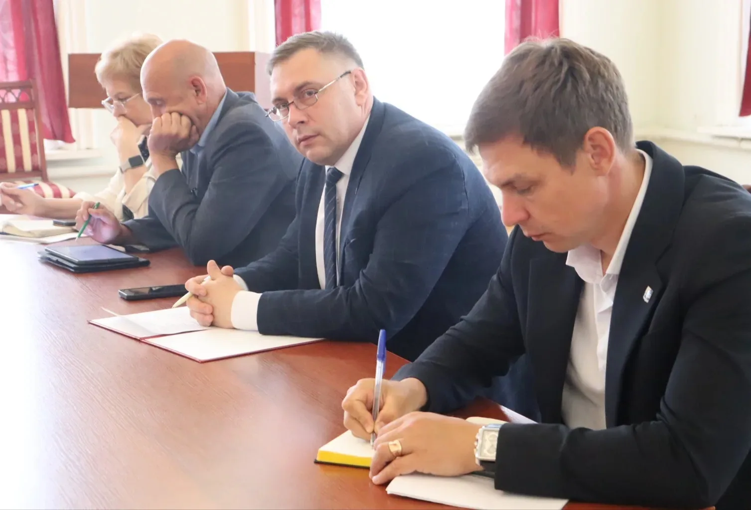 Провёл постоянно действующее совещание с руководителями структурных подразделений администрации, гла