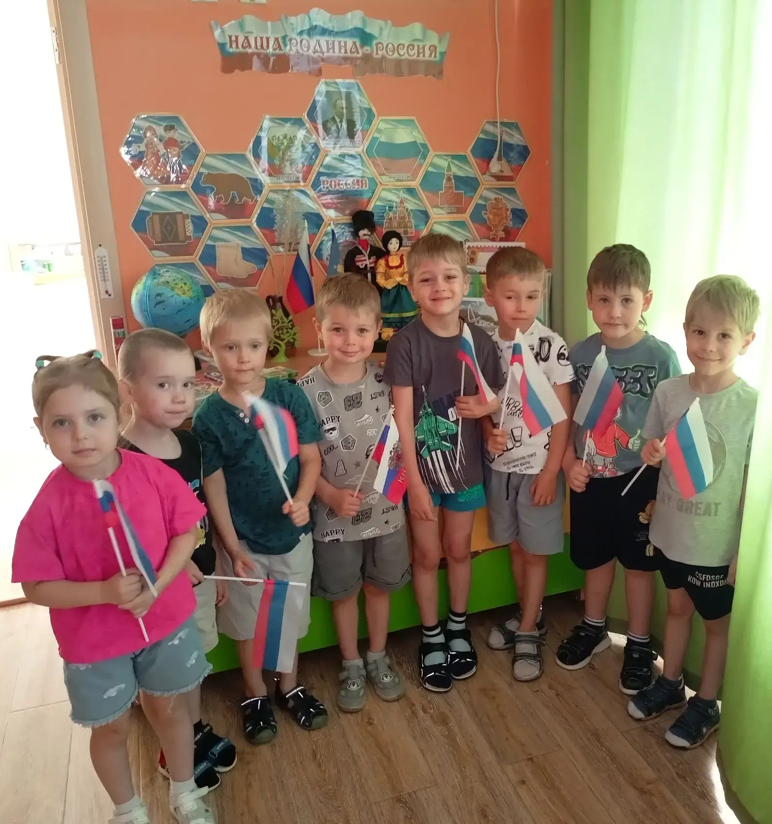 В средней группе «Фантазеры» в рамках «Года дошкольного образования» прошла беседа, посвящённая праз