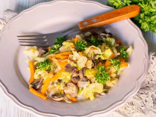 🥬 Запечённая капуста с жареными грибами

Ингредиенты:
🥬 Капуста — 700 г
🥕 Морковь — 1 шт.
🧅 Лук 