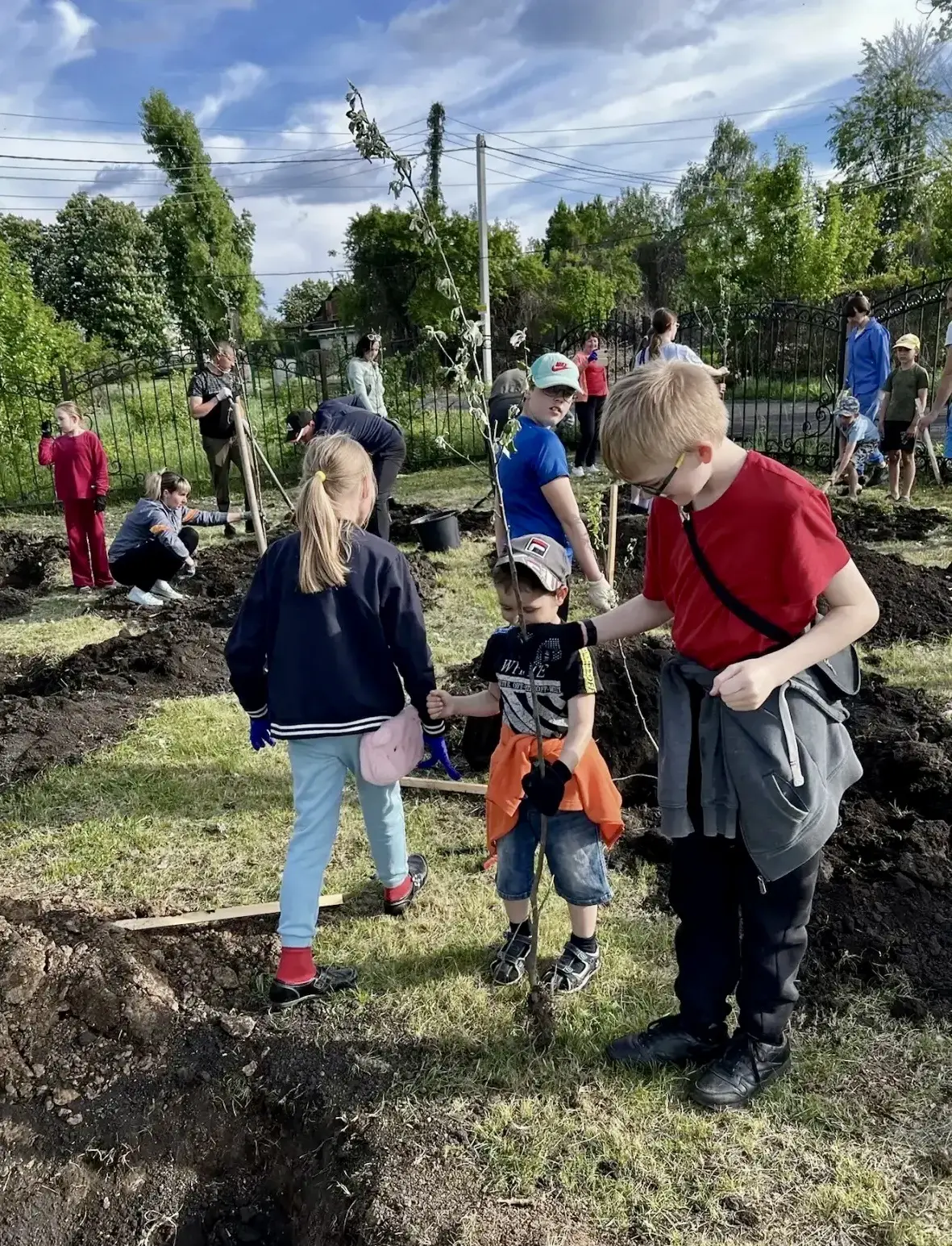 🌳 В поселке Стрелице прошла экологическая акция по высадке деревьев

Воспитанники воскресной школы,