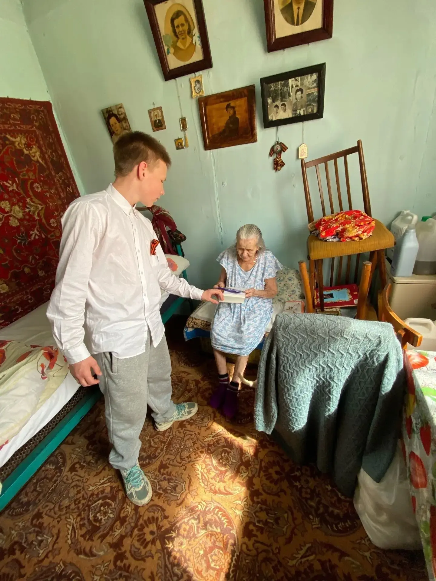 #ПомнимДеньПобеды
#ДетиВойны
Учащиеся школы поздравили жителей посёлка, которые в годы Великой Отече