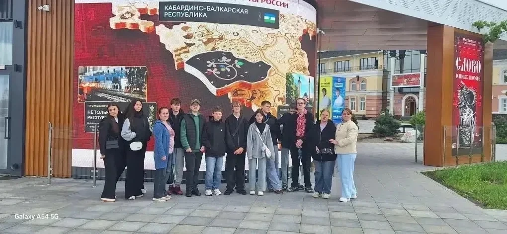 🤩Ученики 8а и 8б классов нашей школы провели познавательный и активный день — они отправились на пр