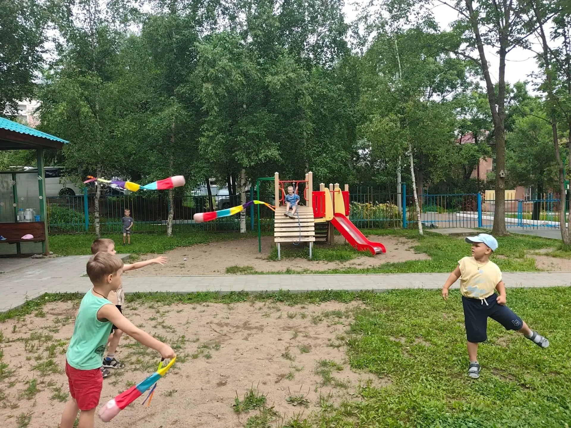 Лето — время солнца, дружбы и активных игр! ☀️🏃‍♂️

Знаете, какое время в детском саду самое любимо