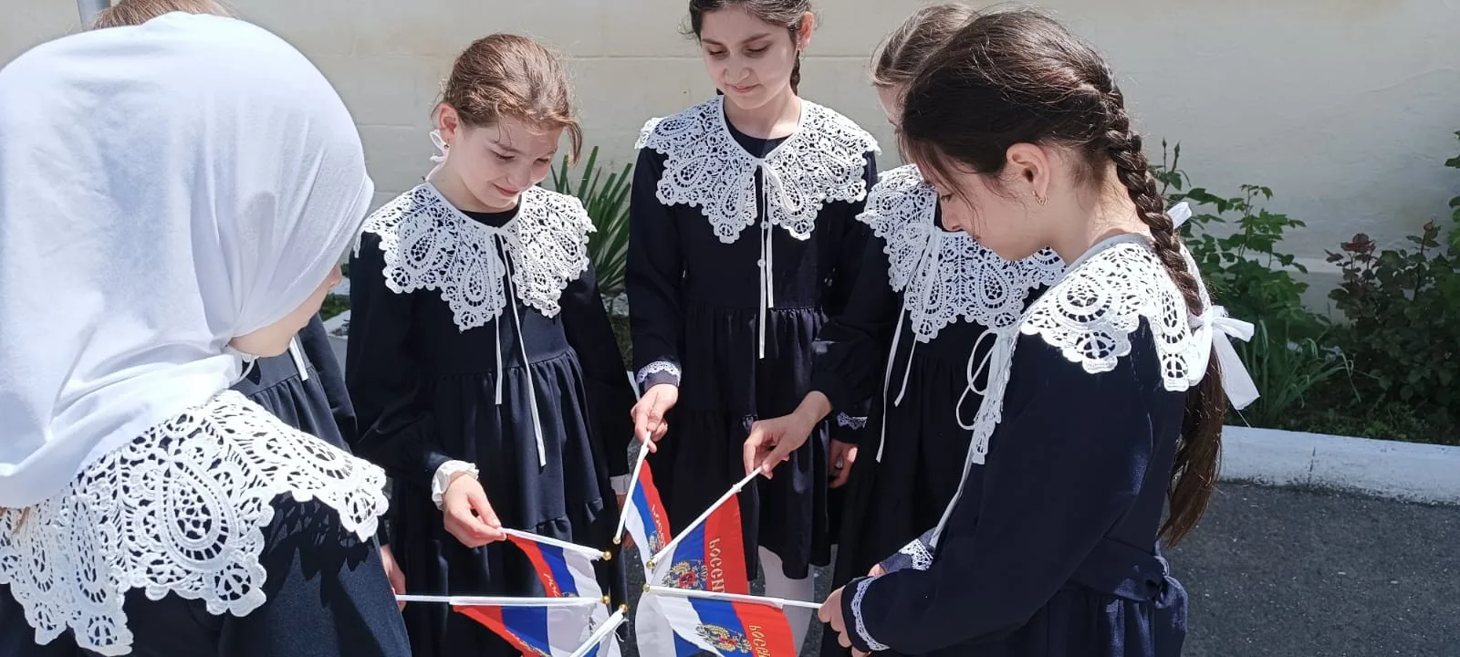 Наш маленький, но очень яркий флешмоб! 🇷🇺🕊

Наши «Орлята России» сегодня взяли в руки флажки — и 