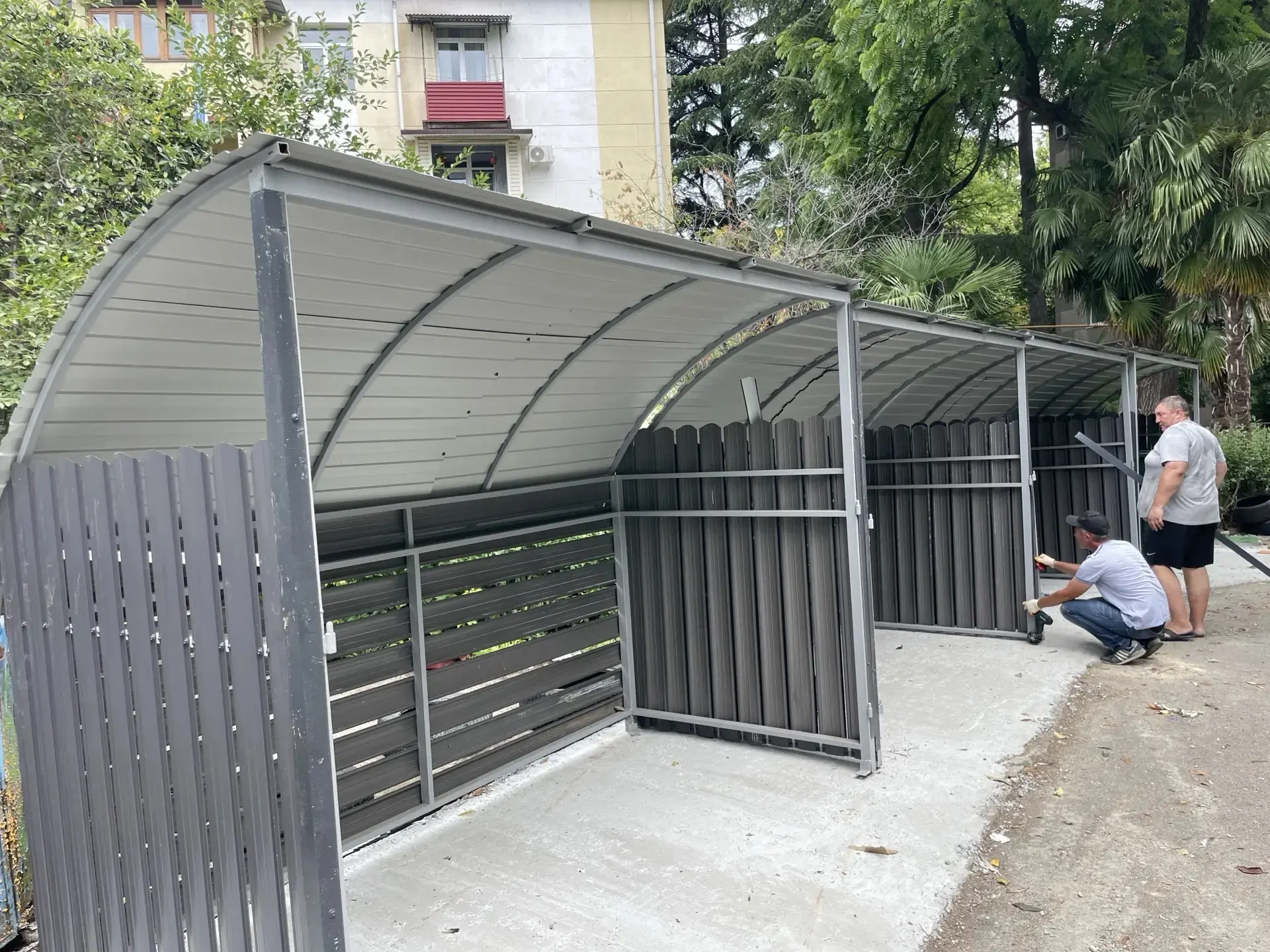 ✅ Новое ограждение для контейнеров ТКО установлено по ул.Гагарина, 52.