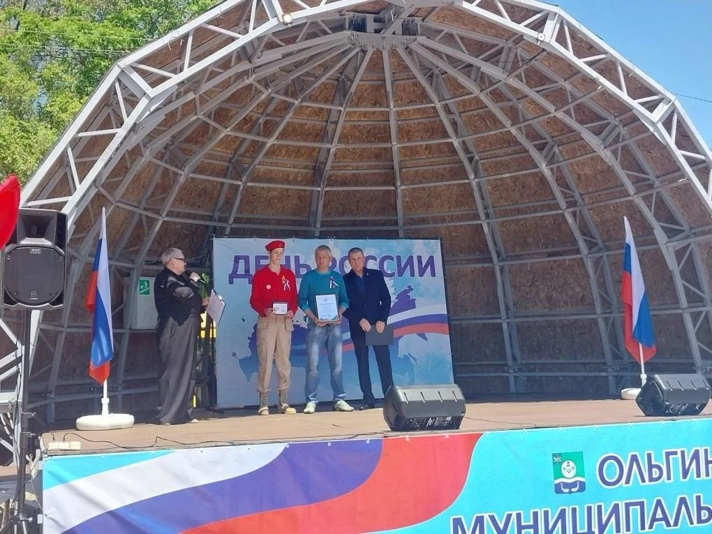 12 июня на центральной площади поселка в торжественной обстановке был награжден знаком "Юнармейская 