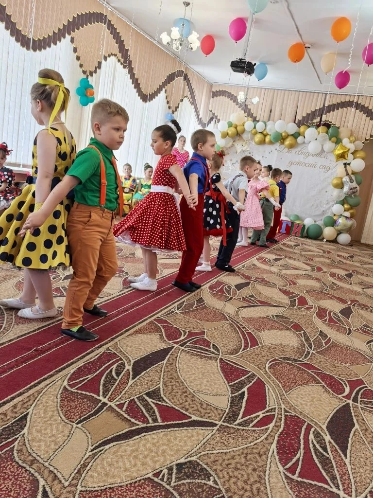 До свиданья, до свиданья,
Наш любимый детский сад!
Были мы с тобою вместе
Очень много лет подряд!
Вы