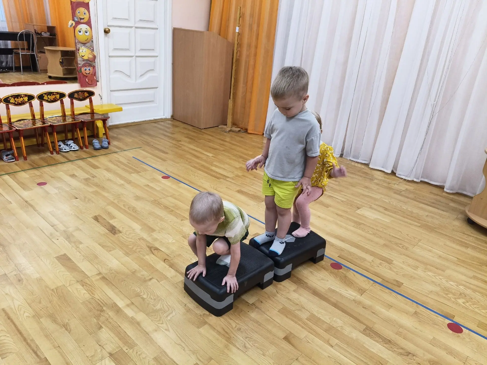 Если за окном дождь и вы не знаете чем занять детей в детском саду.... Идём в зал и занимаемся физку