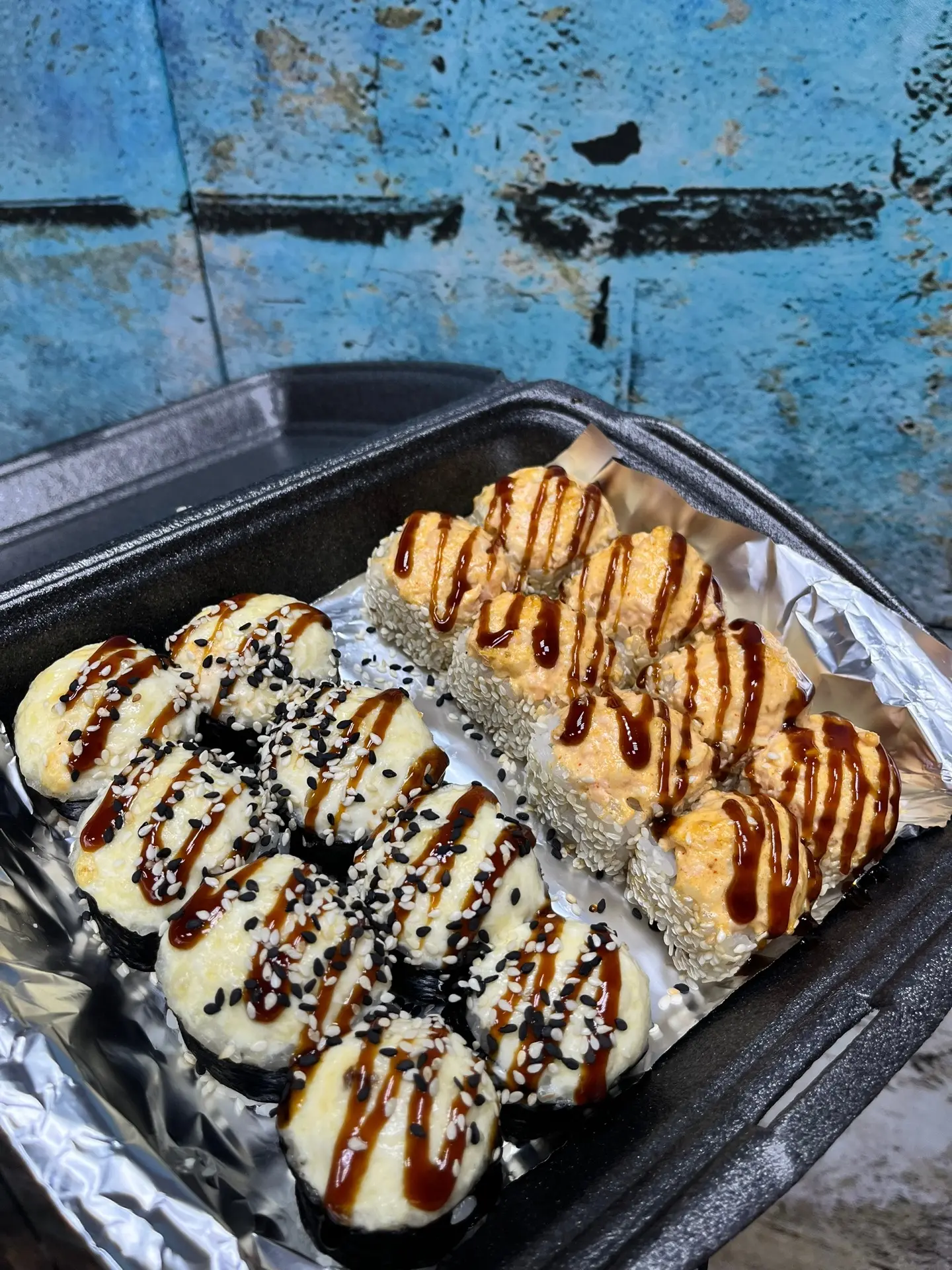 Запеченный с угрём 🤤 260гр. 
Состав: Сыр творожный, угорь, огурец, шапочка ролла (майонез, сыр твер