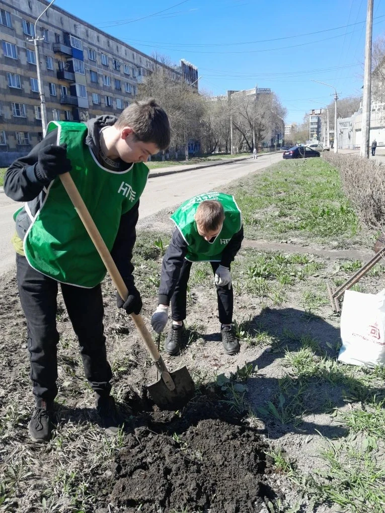 Волонтёры отряда "Искра" НТТТ приняли участие в акции "Сад Памяти".

Своими руками, с заботой и любо